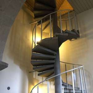 Aufstieg über eine Wendeltreppe zum Turm